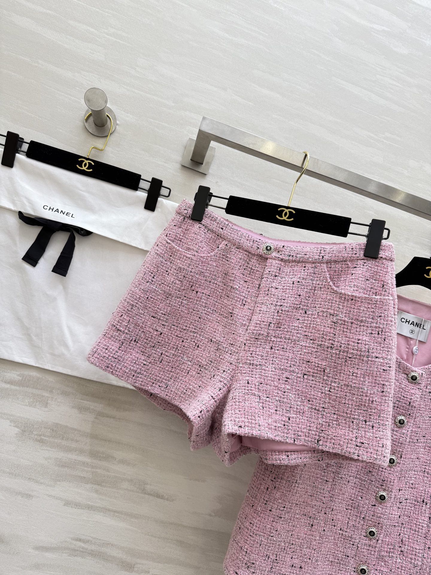 CHANEL 26S SHORT-SLEEVE WOOL TOP AND SHORTS SET 929