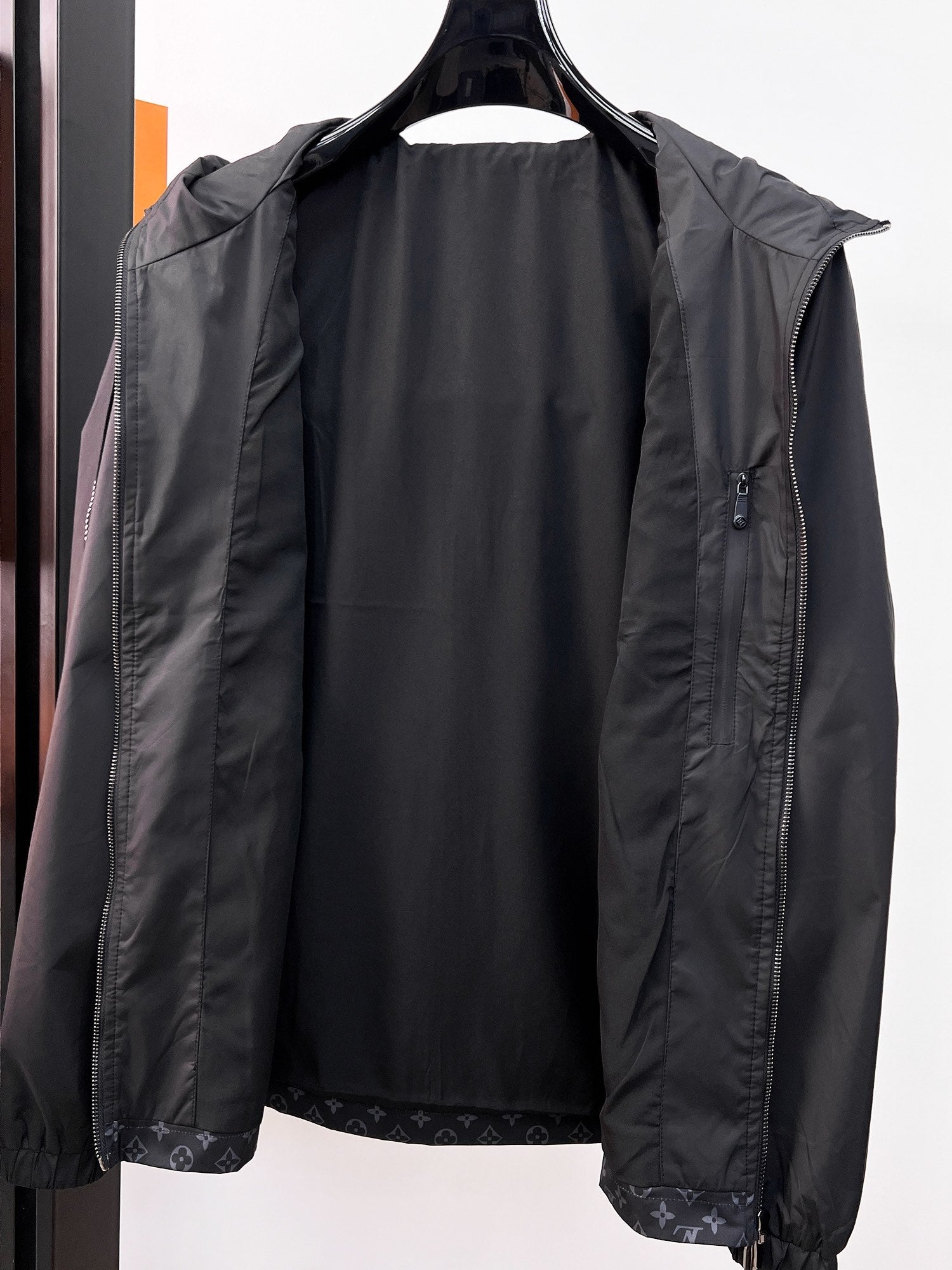 LV BLACK JACKET 239520