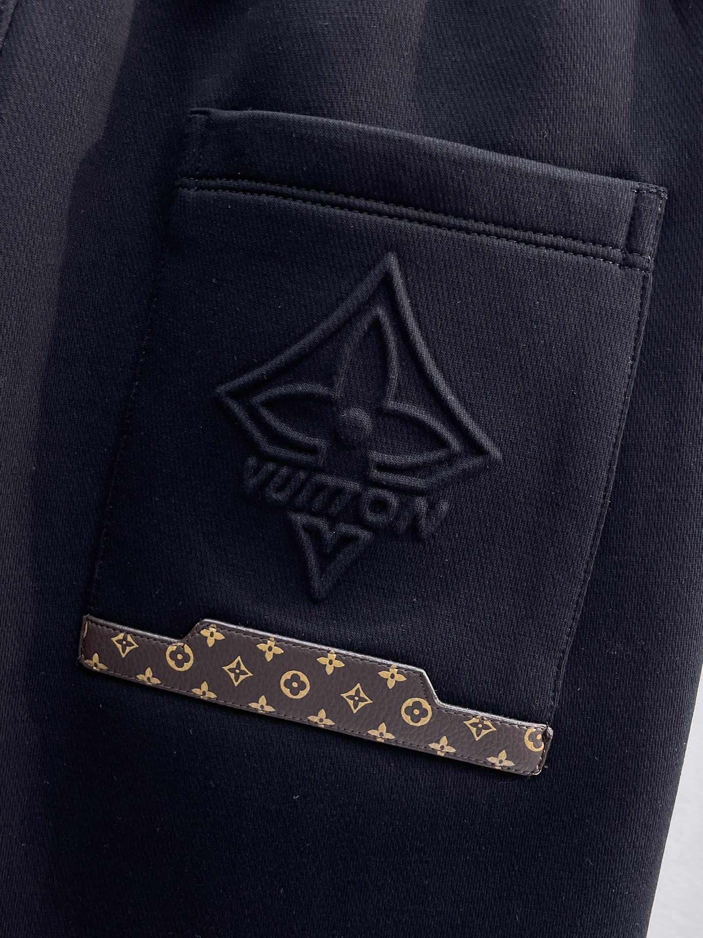 LV BLACK TROUSERS 239504