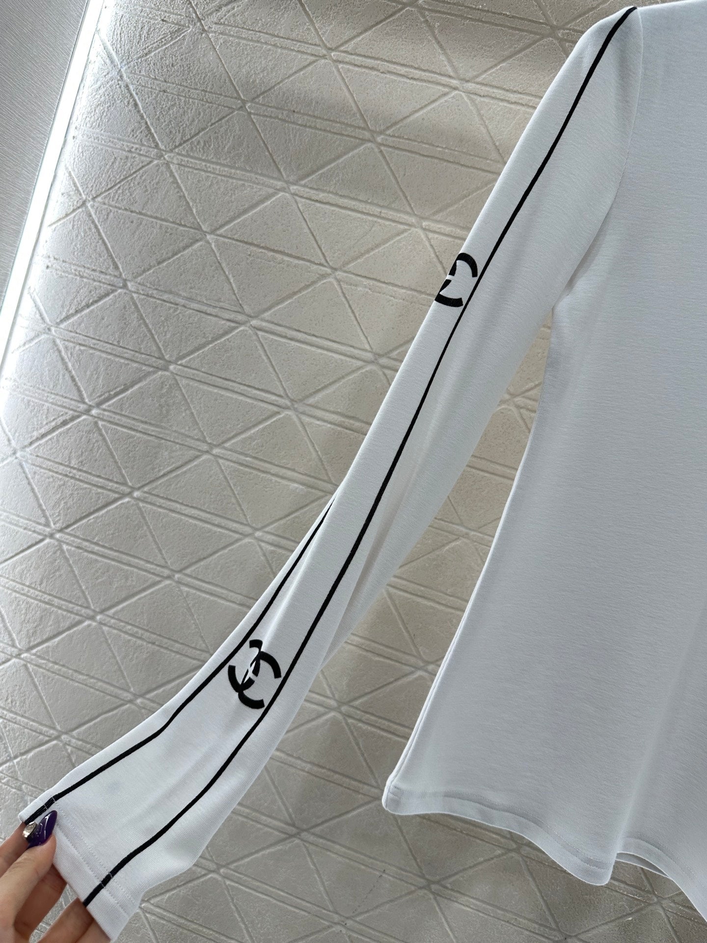 CHANEL 25S LONG-SLEEVE CREW NECK T-SHIRT 406